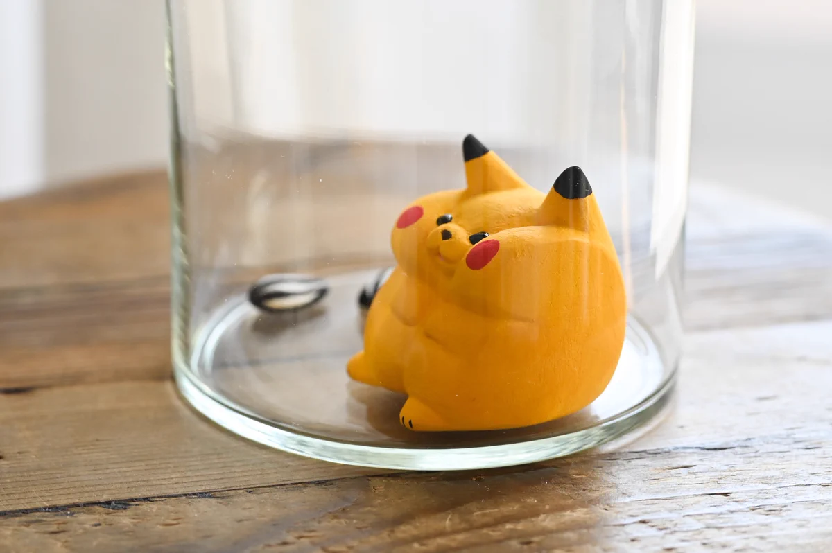 満腹でぷっくぷくなピカチュウ！！瓶の中のもの全部食べたんだねwww