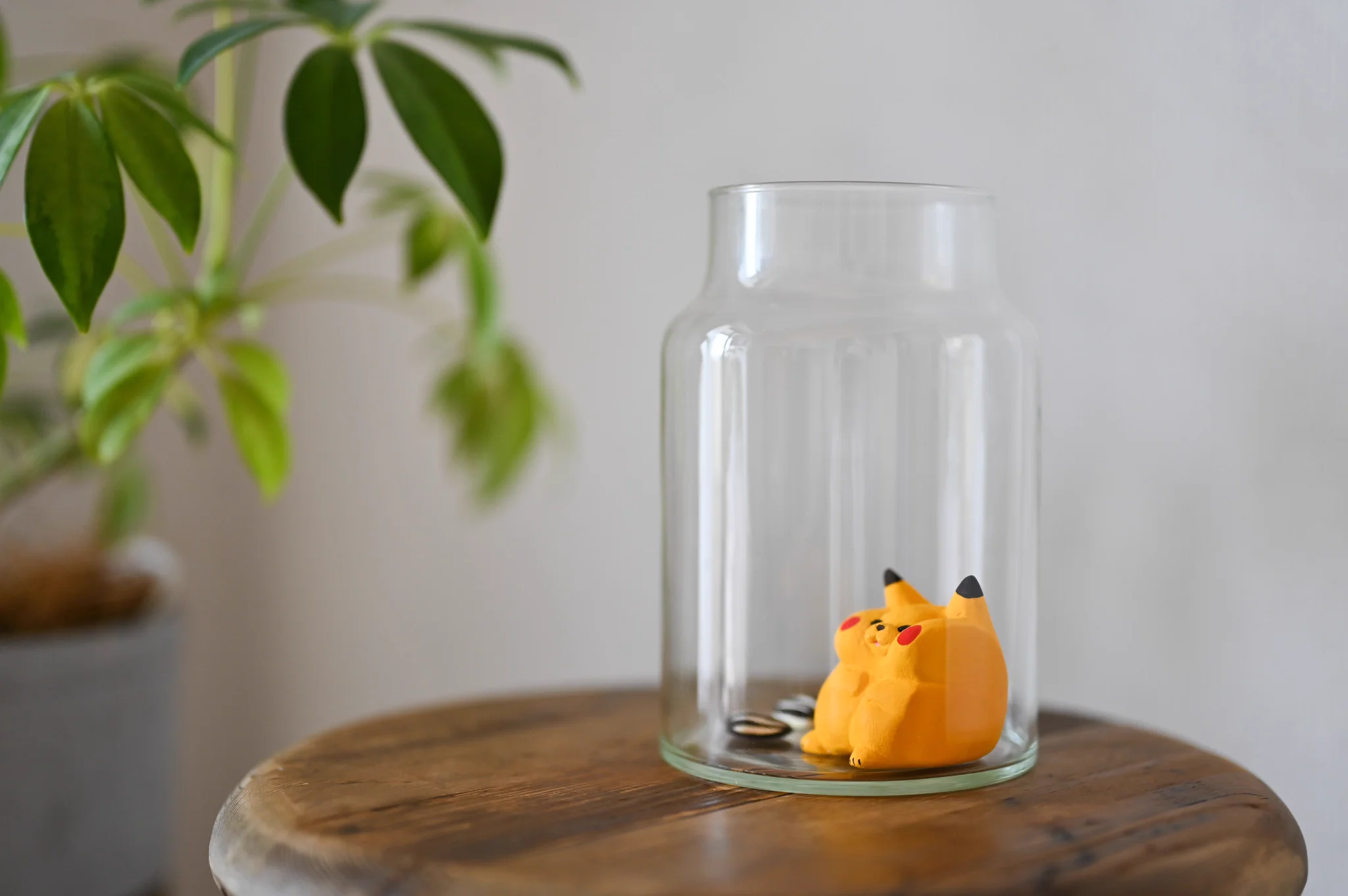 満腹でぷっくぷくなピカチュウ！！瓶の中のもの全部食べたんだねwww