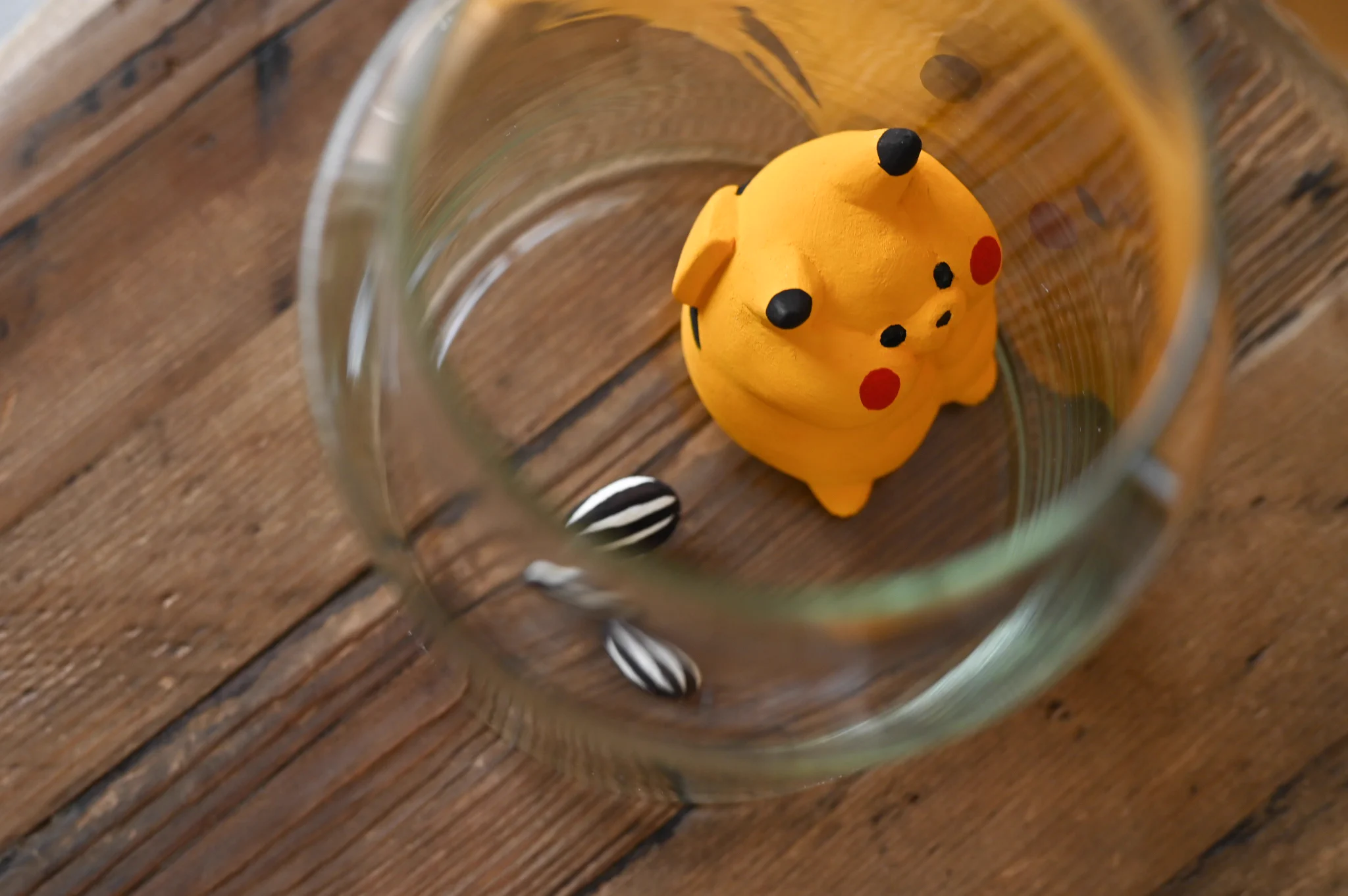 満腹でぷっくぷくなピカチュウ！！瓶の中のもの全部食べたんだねwww