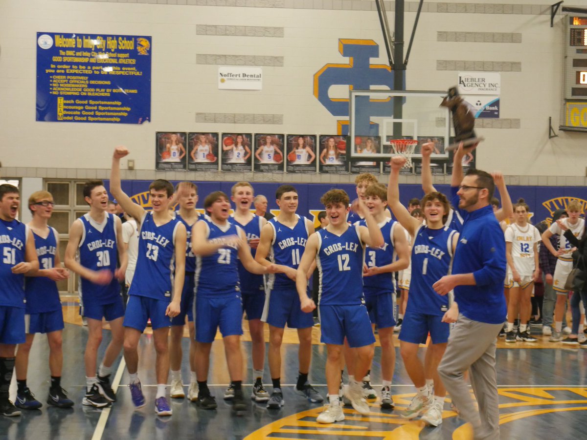 newberry_calli's tweet photo. 🏆🏀 The Cros-Lex Pioneers, District 63 champions: https://t.co/kh1wIKptDC