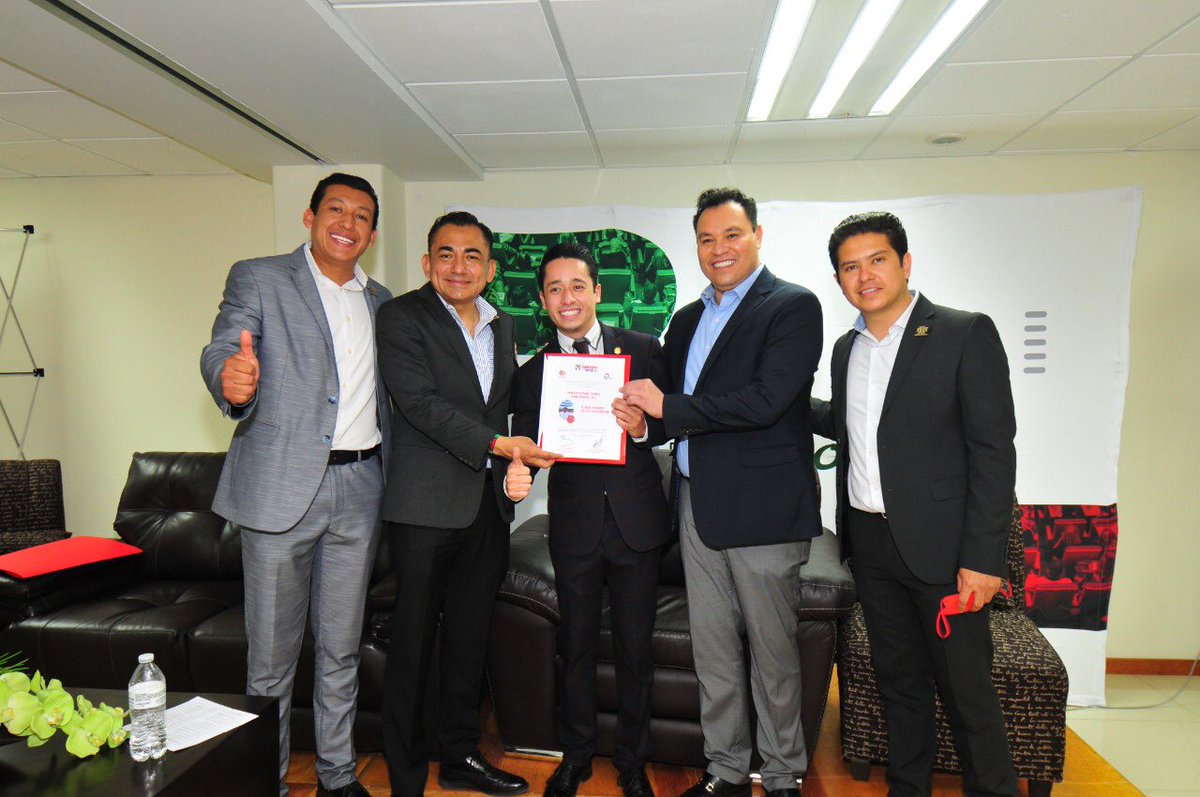 lazarojimeneza's tweet photo. Para el @PRI_Nacional es un orgullo tener a mujeres y hombres capacitados que defiendan a México.

Con mucha satisfacción entregue reconocimientos a los alumnos de la Escuela de Cuadros de la Generación 2020-2021 en el Estado de Durango.

#LíderesRevolucionarios🇲🇽 https://t.co/fWTAhrct3w