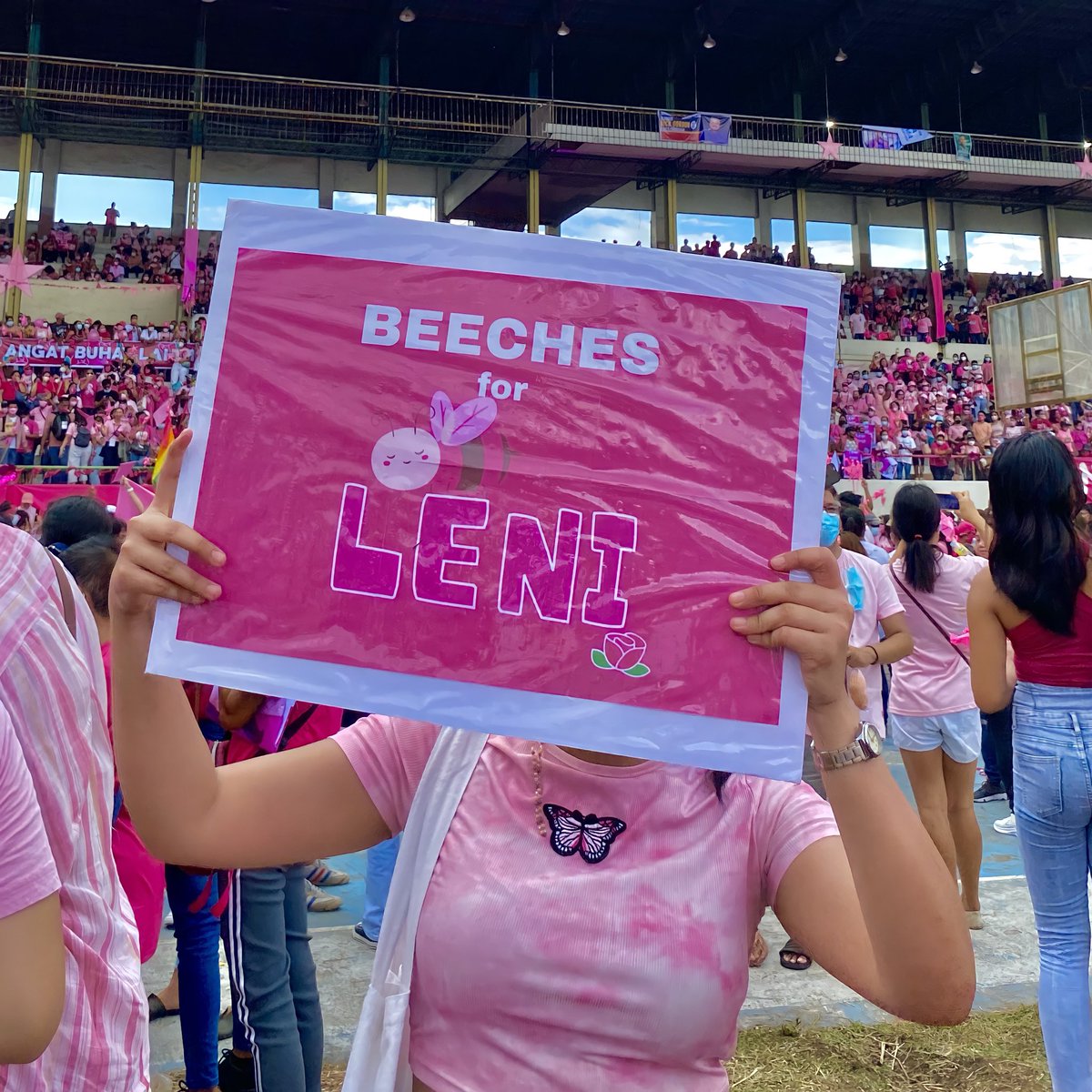 proud to say that I’m one of the 70,000 and more! @beeyotchWP 
crdts: @mallesquivel 
#BeechesForLeni
#MASSKARApatDapatLeniKiko
#BacolodIsPink #NegOccIsPink