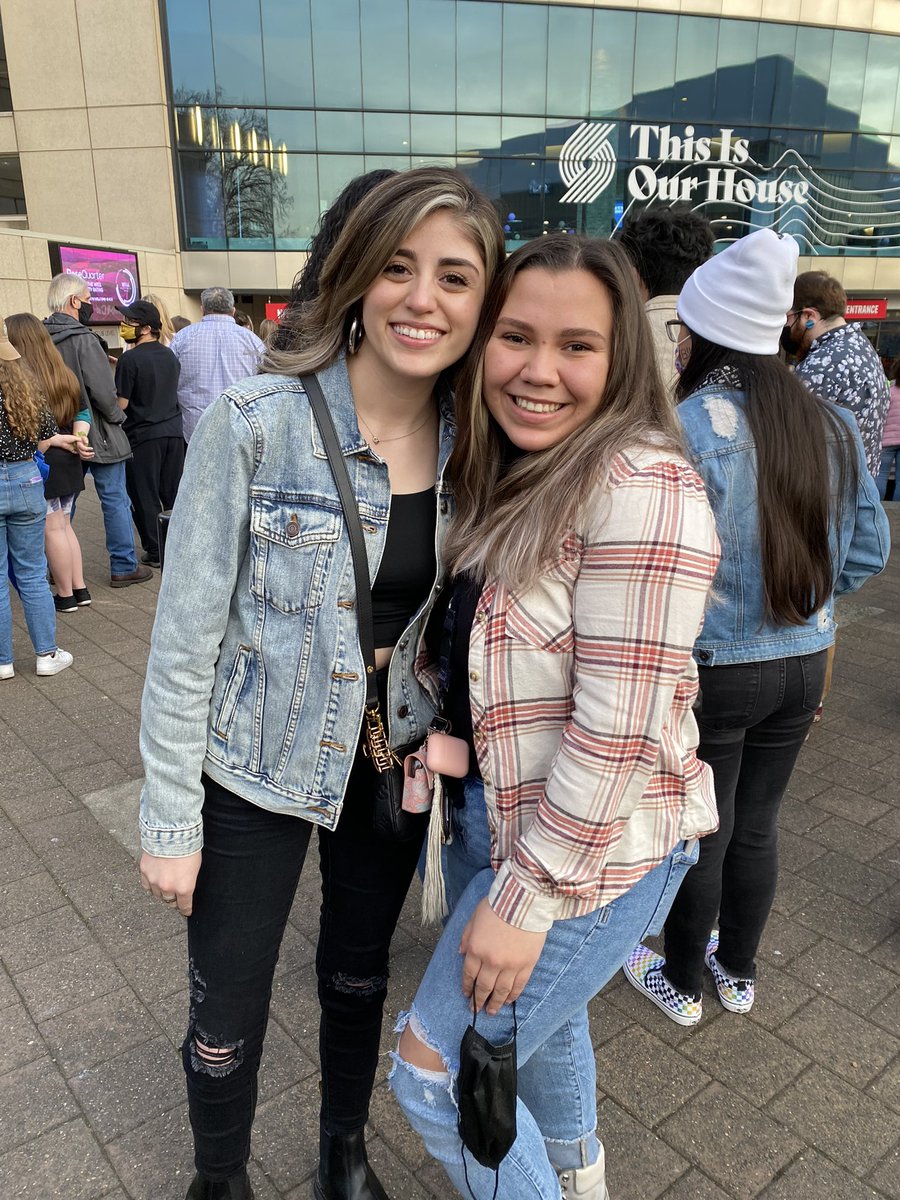 taniaramirez_'s tweet photo. Just casually taking her to her first concert ever and it ends up being @justinbieber 🤭💜 https://t.co/iRynZdku4s