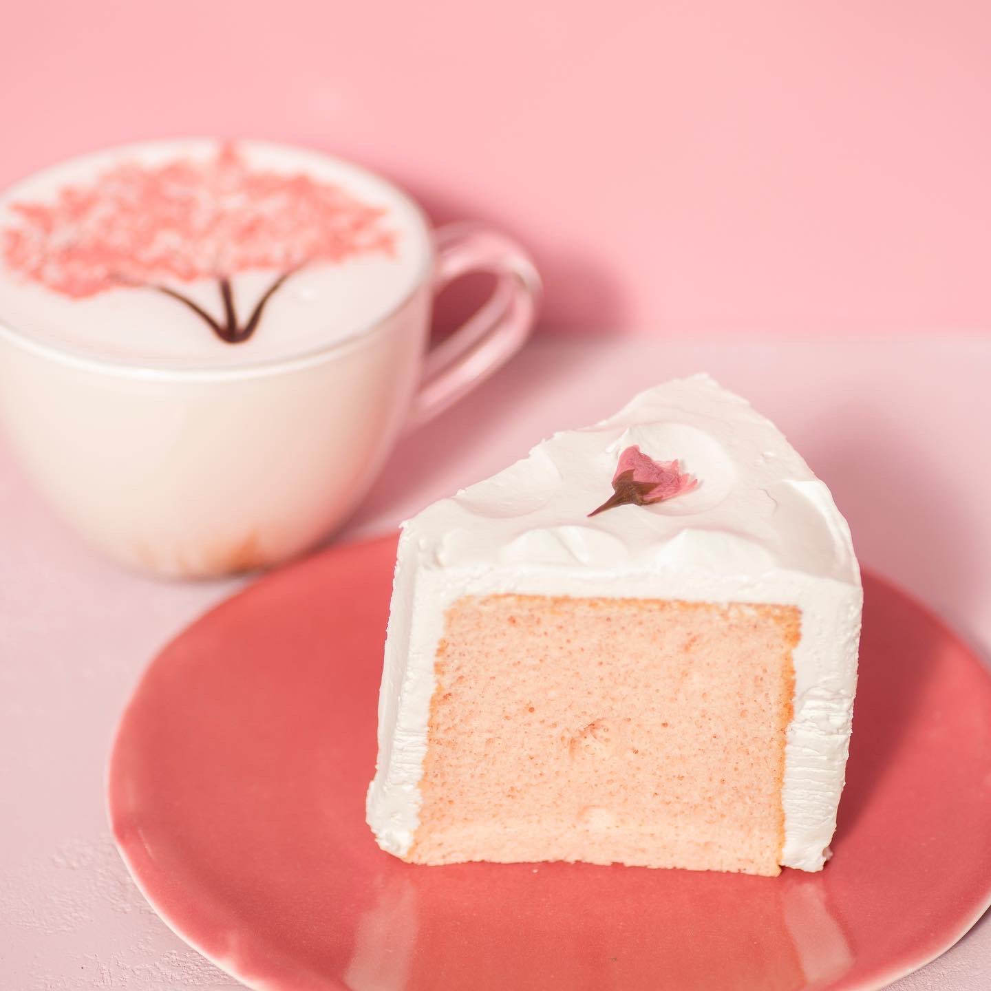 スターバックス コーヒー さくら咲いたミルクラテ と一緒に 満開のさくら気分を思いっきり楽しむならどっち みなさんの今の気分を絵文字で教えてください さくらシフォンケーキ さくらドーナツ T Co 292pzoctwt T Co