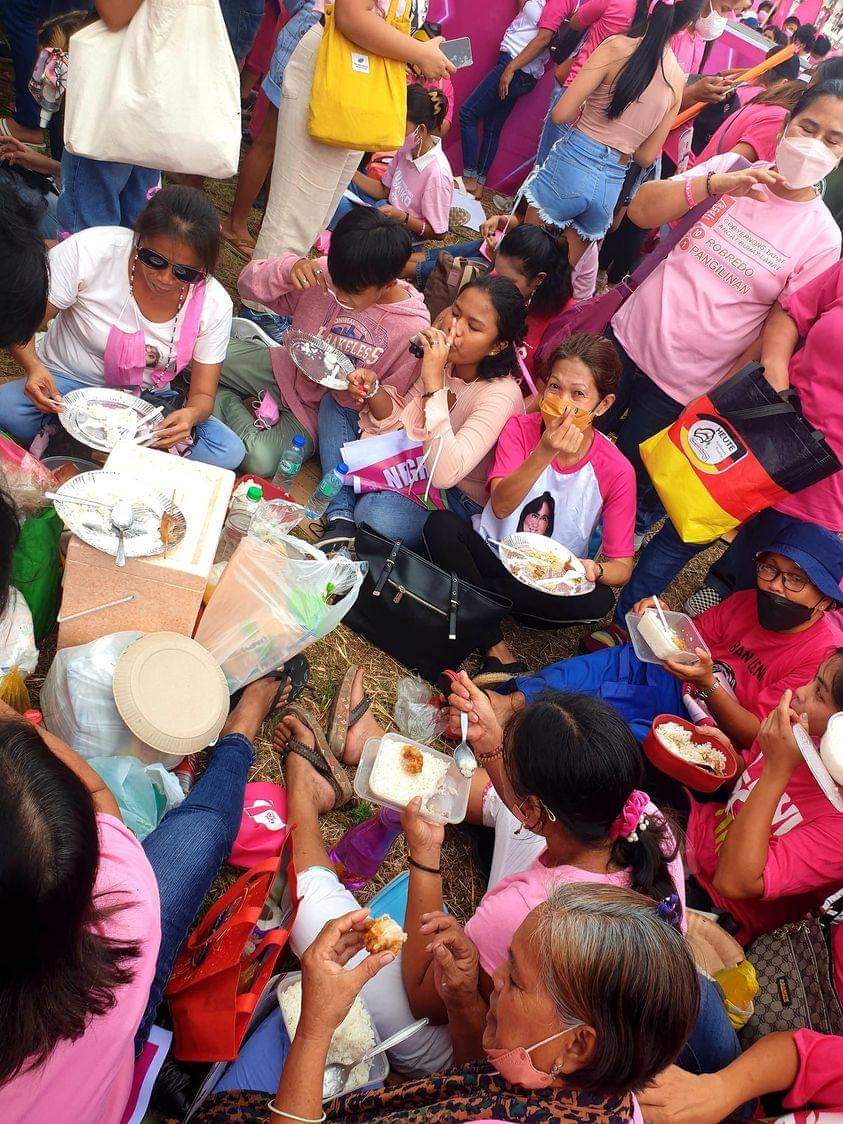 EdenPelaez24's tweet photo. Ito ang ilan sa mga Negrosanon kahapon nagbaon sila ng food at kumain habang naghihintay ki LeniKiko. ❤ https://t.co/Fl9iVaurJc