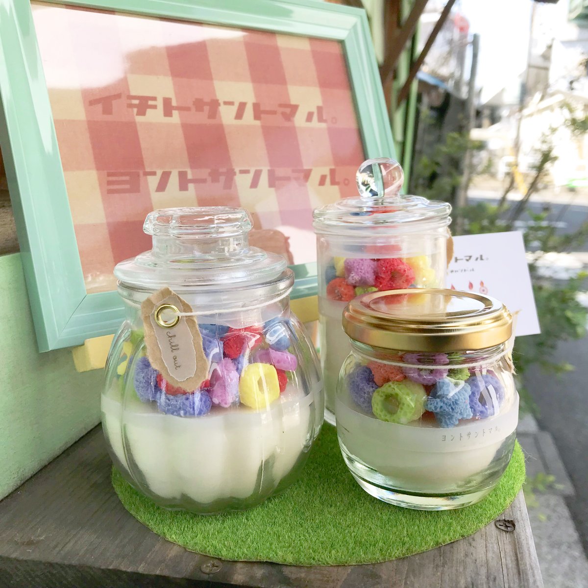 hattif_zakka's tweet photo. 【＊カラフルシリアルキャンドル＊】
現在やね裏ギャラリーにて開催中、ｲ ﾁ ﾄ ｻ ﾝ ﾄ ﾏ ﾙ。さん（ @ichitosantomaru ）の展示は明日が最終日🍀

カラフルポップなかわいい作品が沢山揃っています🌼
※明日18時まで◎

◆Instagram：https://t.co/x9WGGFiYiu

#ハンドメイド好きさんと繋がりたい https://t.co/3ujvL9E7Kt