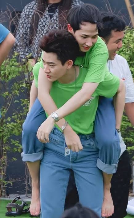 TreeNeeeTEE's tweet photo. Last 2020, #AISCallingMelodyBeachBattle OG were in Green team, TN in Yellow and KS in Pink. Please I wanna see some scenes like this today..🥺🥺 #ออฟกัน #เตนิว #คริสสิงโต
#AISCallingMelodyPartyonTheHill https://t.co/u4nhjSQGEu