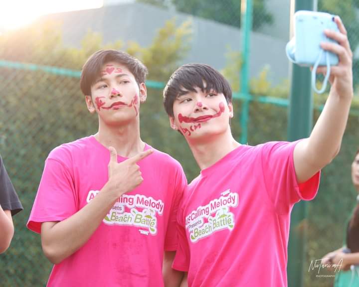 TreeNeeeTEE's tweet photo. Last 2020, #AISCallingMelodyBeachBattle OG were in Green team, TN in Yellow and KS in Pink. Please I wanna see some scenes like this today..🥺🥺 #ออฟกัน #เตนิว #คริสสิงโต
#AISCallingMelodyPartyonTheHill https://t.co/u4nhjSQGEu