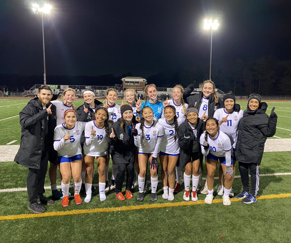 numboiufjk's tweet photo. DISTRICT CHAMPIONS! 🥇

🔴⚪️🔵🐻⚽️

#LadyBruinsSoccer #BGOE #HereWeStand https://t.co/mkPYusMvh9
