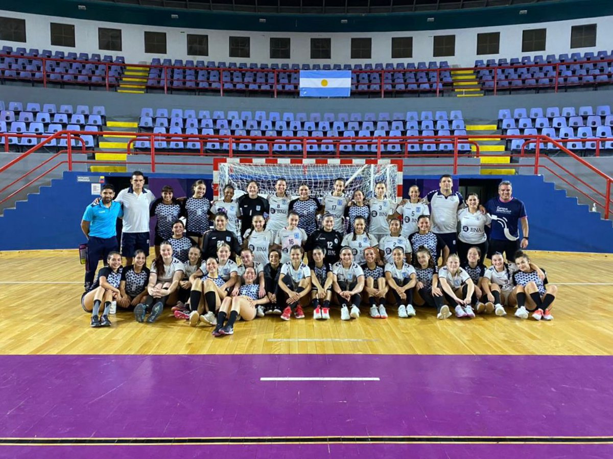FedSanLuisHand's tweet photo. SELECCIÓN ARGENTINA JUVENIL EN SAN LUIS 🇦🇷

Las dirigidas por @martinduhau se encuentran realizando una concentración y disputaron un amistoso frente a la selección local. 

Los entrenamientos son preparatorios para el Sur-Centro en Brasil donde buscarán clasificar al Mundial. https://t.co/aa8d6jAGbt