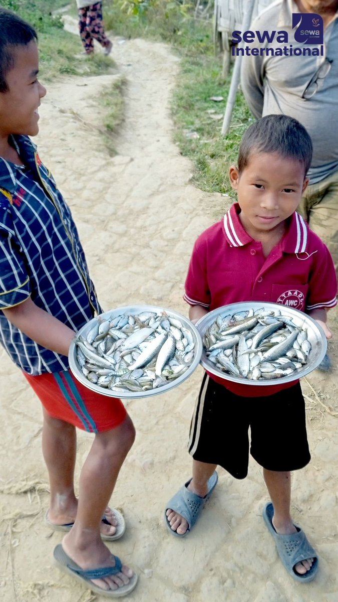 Sewa_Intl's tweet photo. These kids of a village in Tripura shares their food after locals have lost their homes to fire.

#Integratedfishfarming #reangtribe #brutribe #tripura #SewaInternational #servicebeforeself  
#humanity https://t.co/kM1DKRQEyE