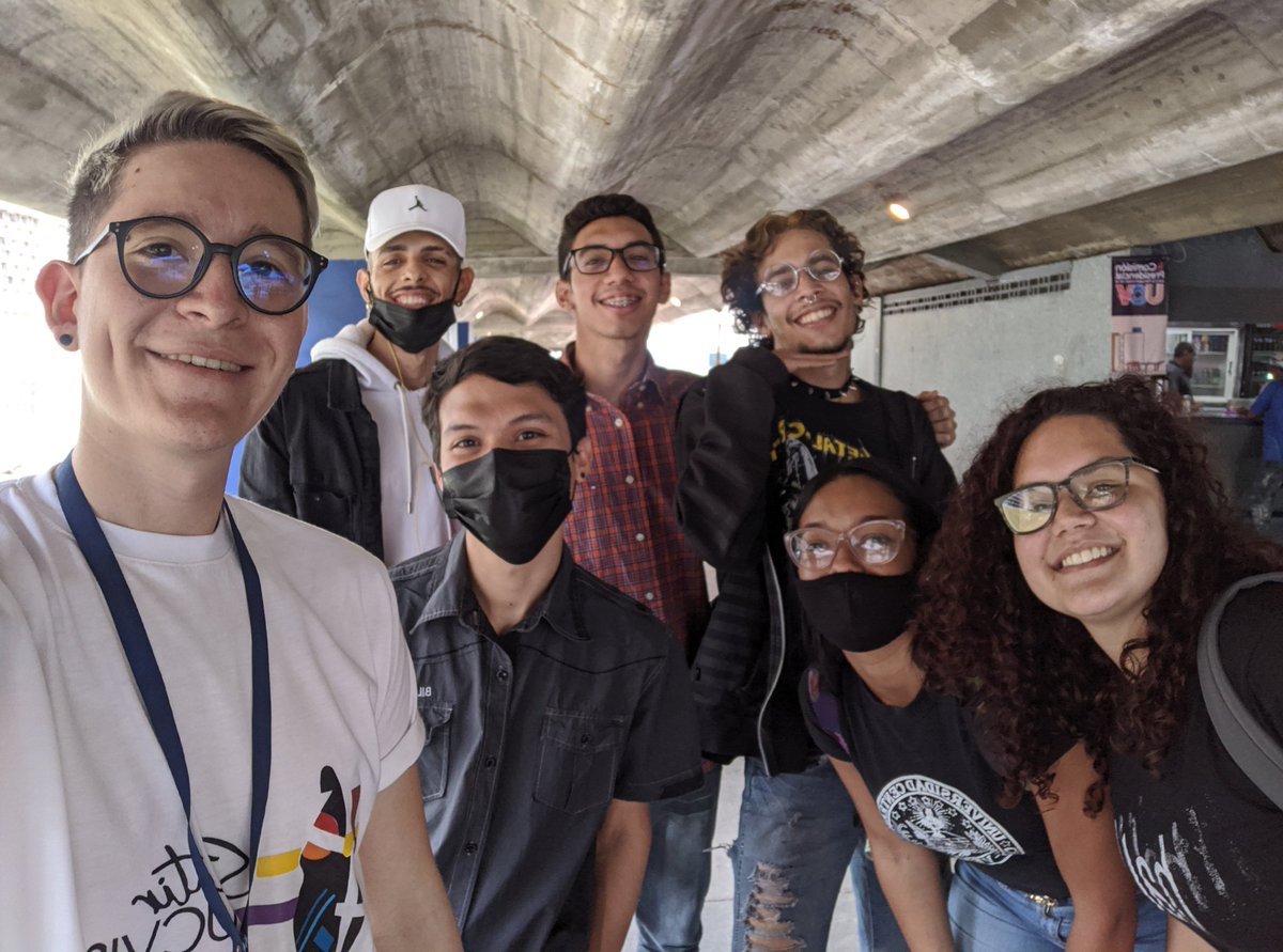JeralthE's tweet photo. Hoy sostuvimos un encuentro presencial con los nuevos ingresos de nuestra Escuela de #Artes #UCV tomando parte del llamado a la semipresencialidad hecho hace poco por el Consejo Universitario. Seguiremos procurando volver a nuestros espacios y enaltecer la academia  @CentrobaUs https://t.co/WS24PHBqrQ