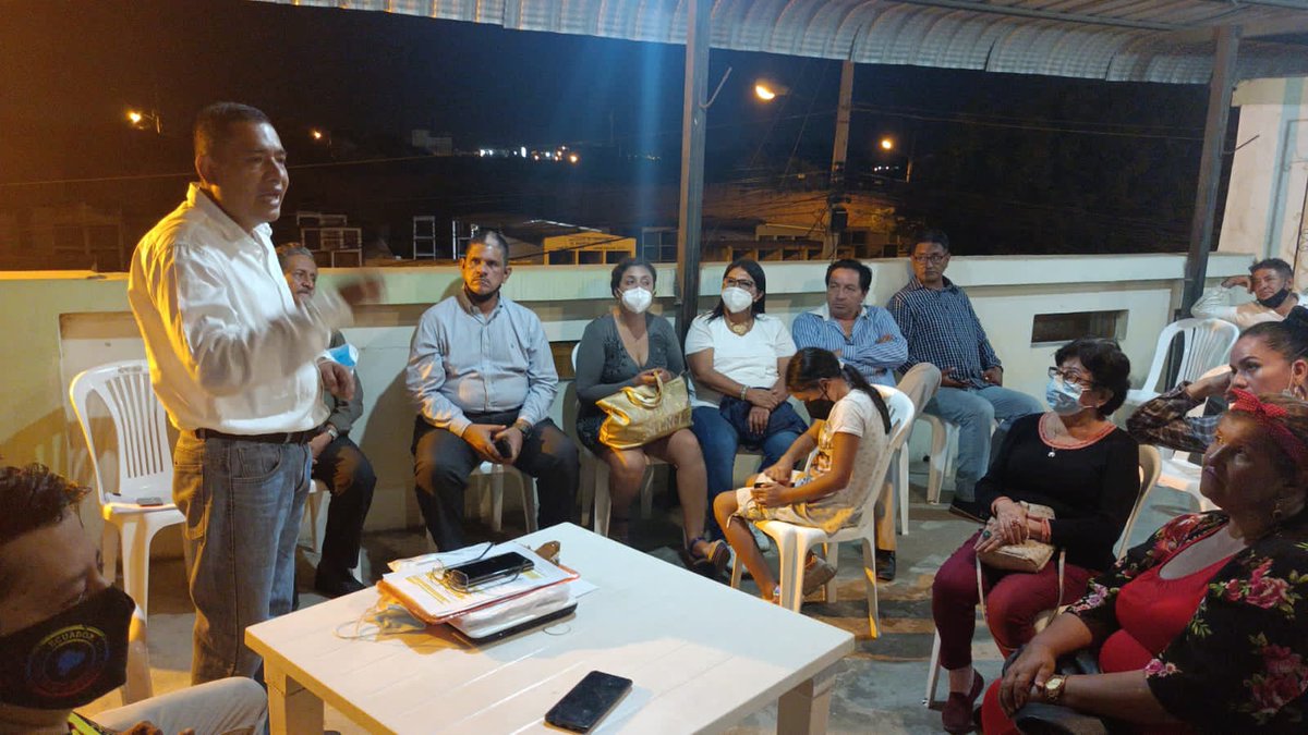 panta_gonzalez's tweet photo. Esta noche en @correa_manta , la militancia @RC5Oficial reunida conformaron mesas de trabajo para ir fortaleciendo la unidad.
#Manta es bastión de la Revolución Ciudadana, gracias a la militancia que asistieron hoy. Esto recién empieza.
#UneteALaRC5 
@MashiRafael @marcelaguinaga https://t.co/DowShrmYn9