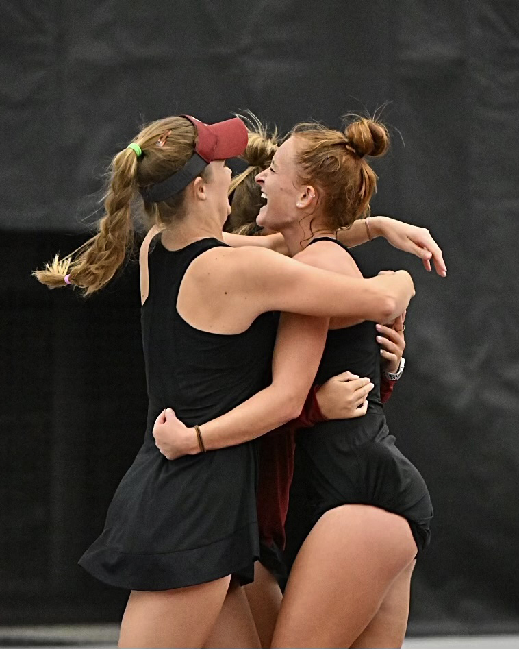 GamecockWTennis's tweet photo. No better feeling than an 🚨 𝗨𝗣𝗦𝗘𝗧 🚨 at home 🤩

That makes us 5-0 in our house this season 🤙

📰: https://t.co/kudol5C6om https://t.co/KfyTt4jMec