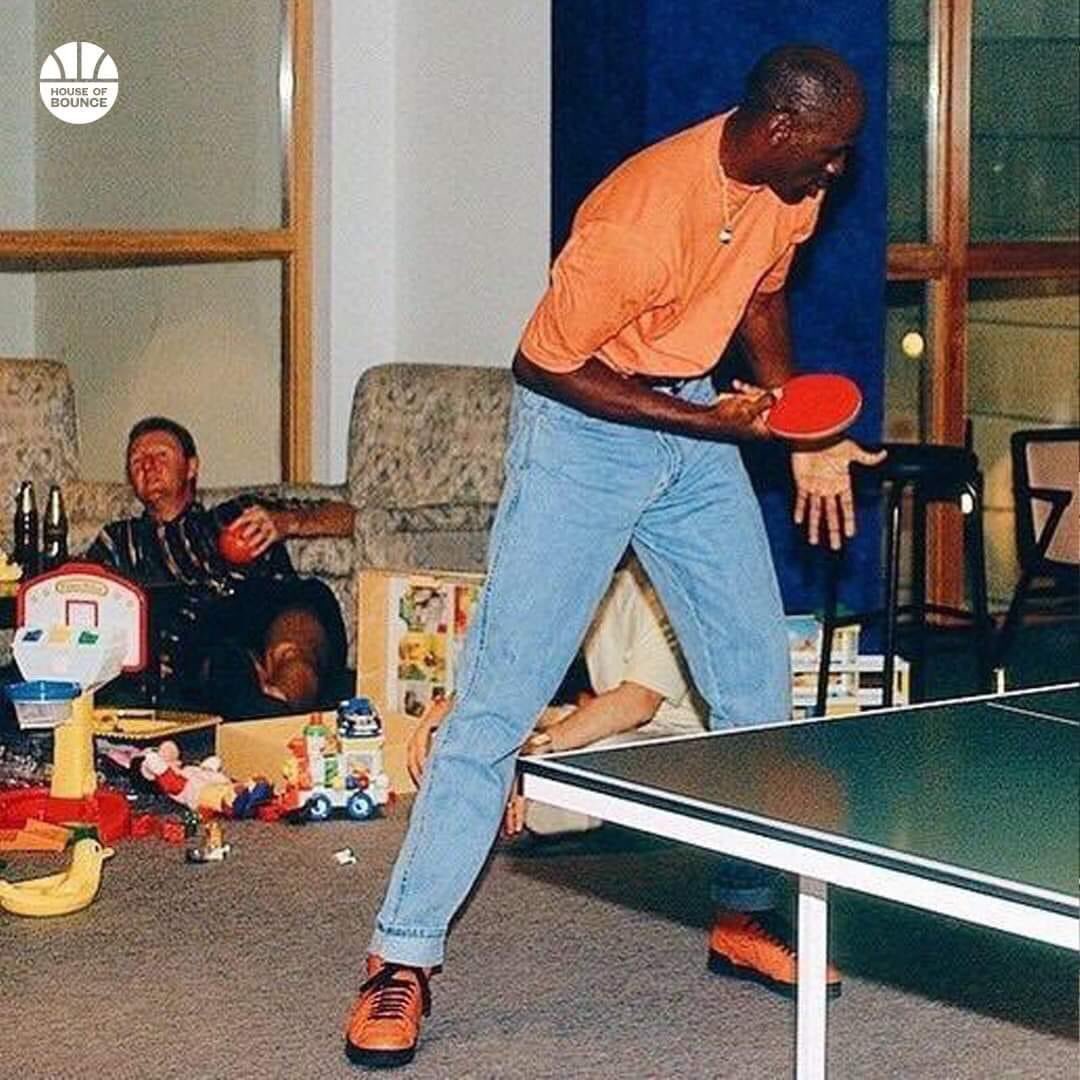 nut_history's tweet photo. Jordan being the competitive beast he is while Larry Bird getting crunked in the back haha https://t.co/4ZvqYJqDtz