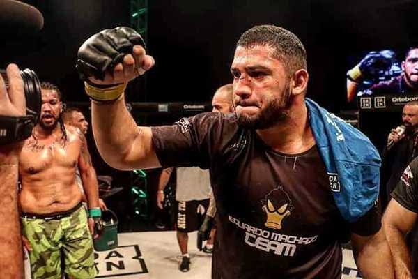 MMAPremium's tweet photo. Eduardo Neves vence André Vieira por nocaute no primeiro round.

@LFAfighting @LFA_Brasil #LFA126 https://t.co/ZTnUI12j4J