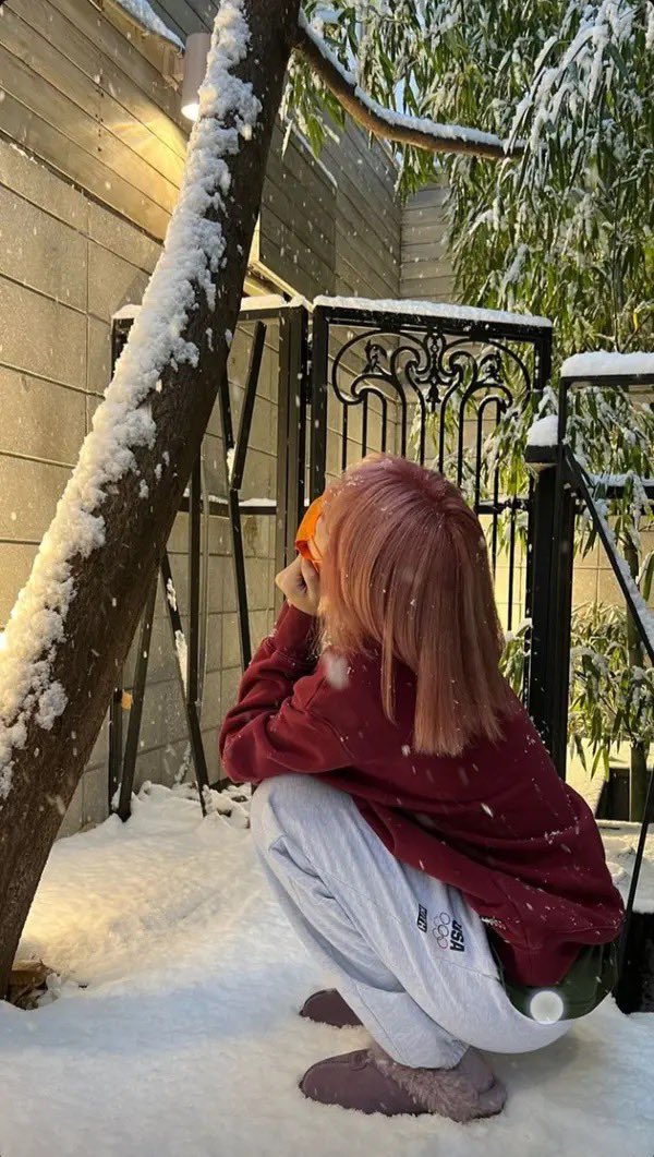 haniunini's tweet photo. BON VOL LALISA
#LisaParisienne nhớ Li quá chời ròii https://t.co/RR1nURyRWK