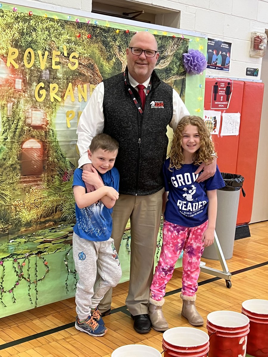 kmatthews203's tweet photo. Thank you @Hunt_EdLeader for joining in the fun of the @GroveAve220 Family Reading Program by playing the Grand Prize Game with us!! #grovereads https://t.co/huD84t5zvK