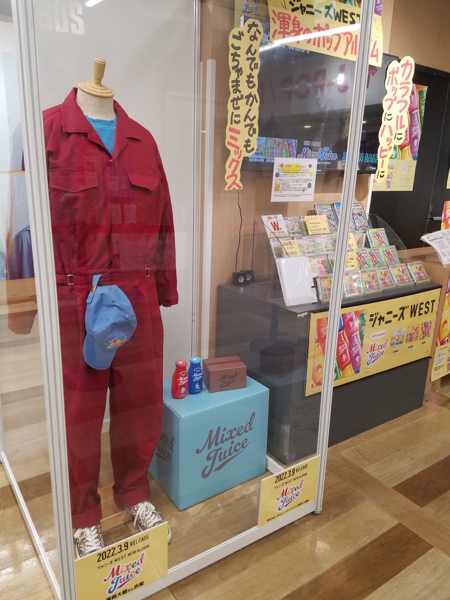 Fvgm5pfudgk1HQC's tweet photo. チケット争奪戦に敗れた後、
行ってきましたー🍹✨✨
テンション爆上がり👏👏

でも、スノスト、なにわのポスターの方が盛り上がってるように見えて、もっと頑張ろっておもった！💪✨

#ジャニーズWEST 
#MixedJuice
#イイ予感しかない https://t.co/gkYud3RFdc