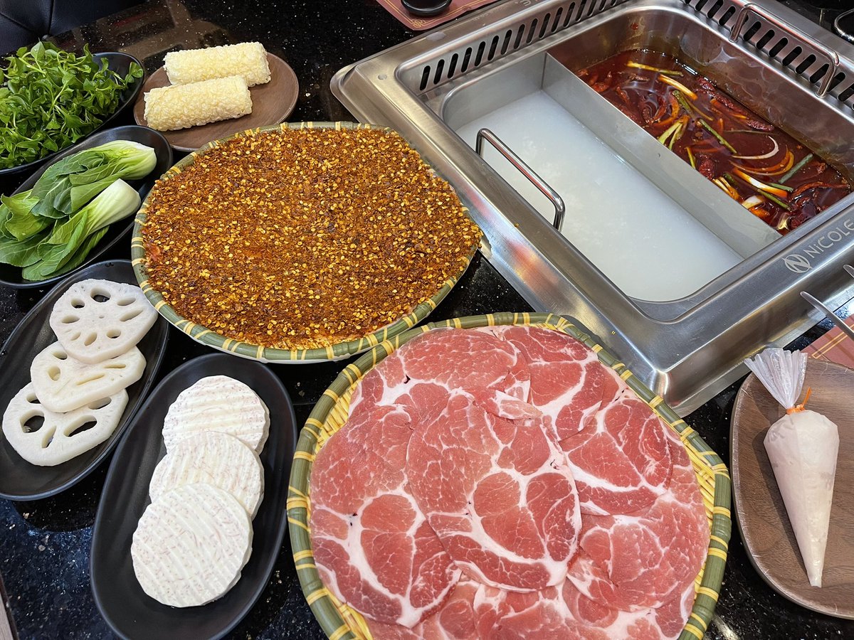 tlesri's tweet photo. Da Tang Hotpot ขอบอกอร่อยมาก เราเลือกน้ำซุปข้าวกับหม่าล่า มันดีงามทุกอย่าง ของก็สด แม้แต่ถั่วกับน้ำจิ้มยังอร่อยเลย บอกได้แค่ว่าฟินที่เหลือต้องไปลองเอง ร้านอยู่สยามสแควร์ซอย3 ราคาอาจสูงไปนิดแต่ถ้าเทียบกับคฺณภาพก็โอเค @aroii #อร่อยบอกต่อ https://t.co/qTzw1EmzOt