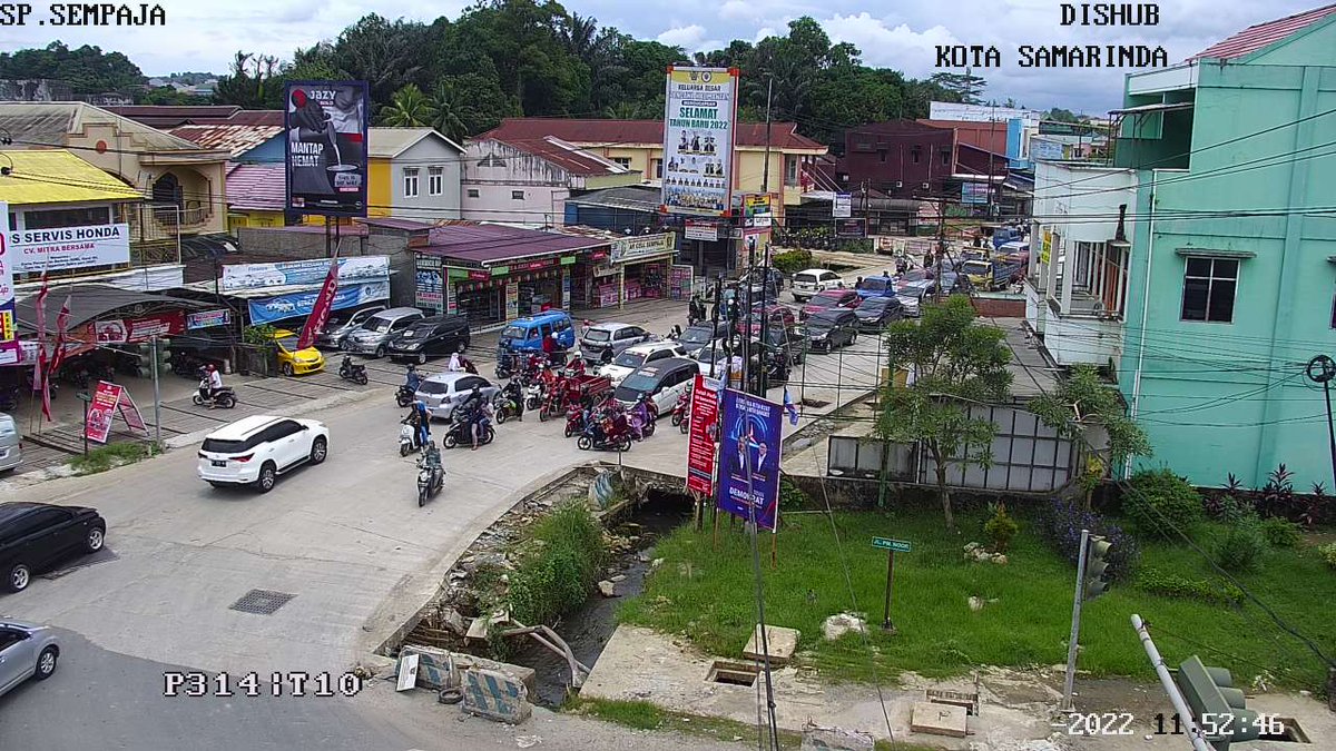 atcs_samarinda's tweet photo. 11.53 Simpang Sempaja : Antrian kendaraan panjang dikeempat kaki simpang, Situasi arus lalulintas ramai lancar https://t.co/x22CWLaHEQ