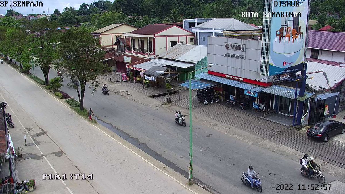 11.53 Simpang Sempaja : Antrian kendaraan panjang dikeempat kaki simpang, Situasi arus lalulintas ramai lancar
