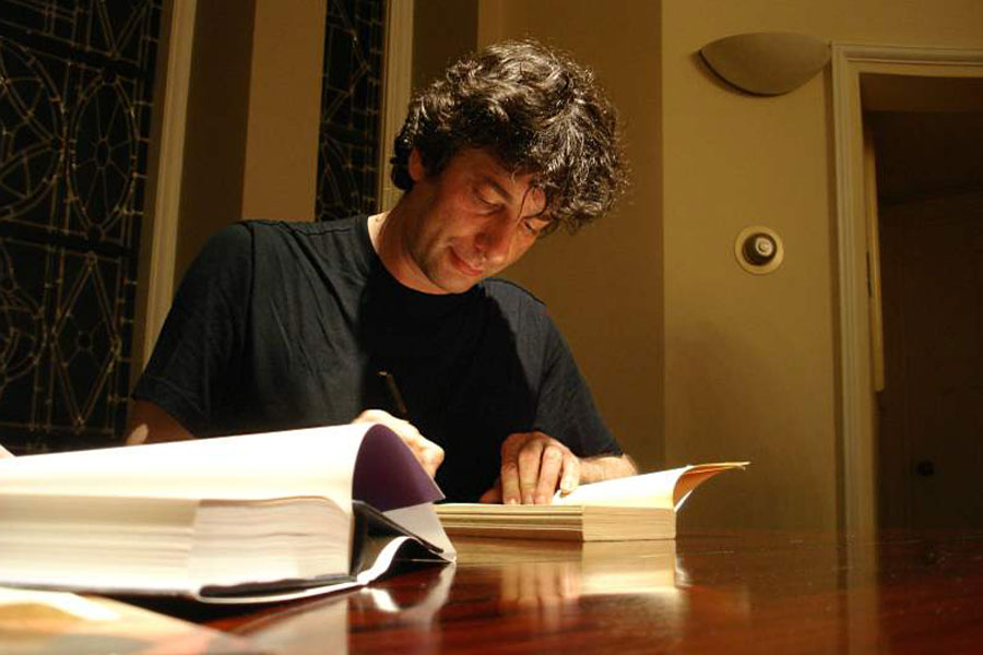 librosdemorelli's tweet photo. 🌬🚗🌩 #NeilGaiman dijo esto en relación a #AmericanGods, la próxima lectura conjunta de abril.

"Si me hubieses dicho que después de veinte años sería mucho más relevante que cuando la estaba escribiendo, creo que no te habría creído".
🌫🌪🏚

 #BookTwitter #clubdelectura #libro https://t.co/QjxmHF8Ivb