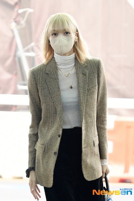 lalalalisawifey's tweet photo. Aquí tenemos fotos de LISA dejando la prisión y dirigiéndose hacia la libertad! Ten un buen viaje queen, diviértete y cuídate mucho! Blinks de París y Roma, denle mucho amor a nuetra lily !!!

BON VOL LALISA
#LisaParisienne @BLACKPINK https://t.co/P6NdzQwTuX