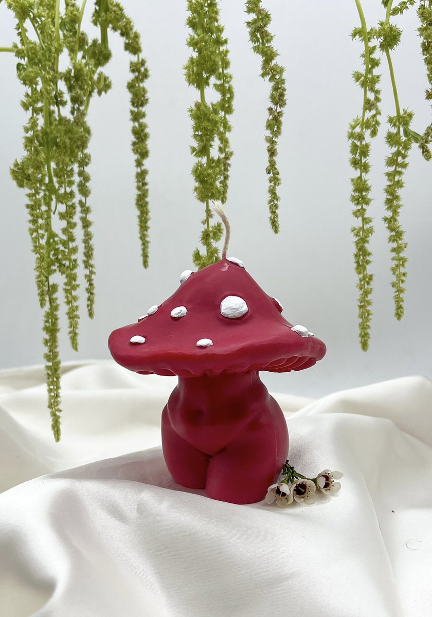 KT_bug_x's tweet photo. Strawberry guava candles dropping tomorrow https://t.co/HTp24MP41c