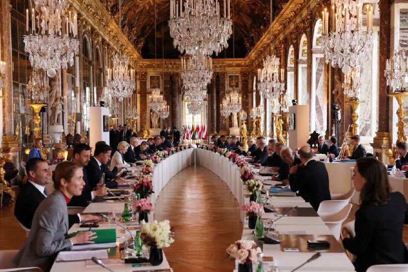 lauhaim's tweet photo. The picture
Happening in Europe
Le sommet de #versailles sur l'Ukraine 
ET 
je pense qu' en terme de communication politique on ne peut pas faire pire que cette photo prise dans la galerie des glaces https://t.co/DEuvPd8Ub7