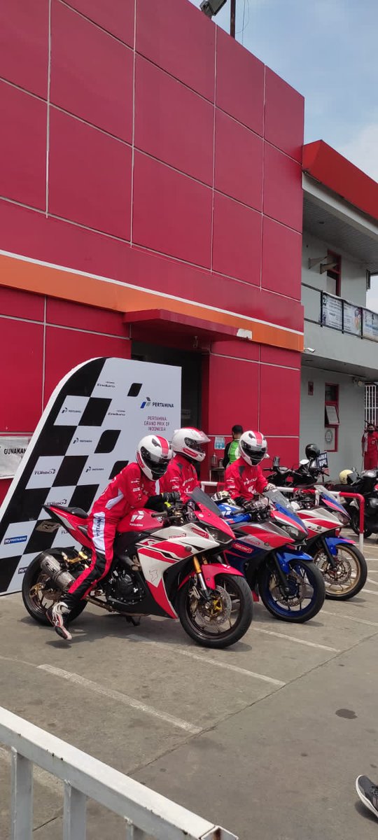 Iwan12725152's tweet photo. Keren bangettt SPBU Pertamina rasa Mandalika. 
Jadi pengen ikutan selfie juga nih.. 
#KejarSelfieMotoGP #PertaminaMotoGP
@pertamaxseries https://t.co/5ZtQx8uEqJ
