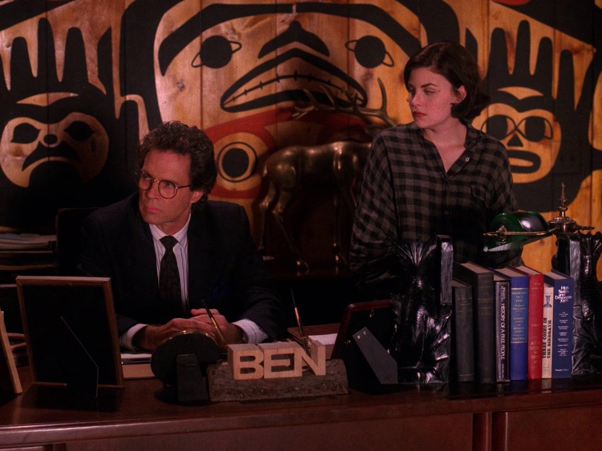LouMingPresents's tweet photo. Ever notice how Ben’s desk keeps reorganizing itself?
#TwinPeaks #FindLaura https://t.co/tN1arYeZaD