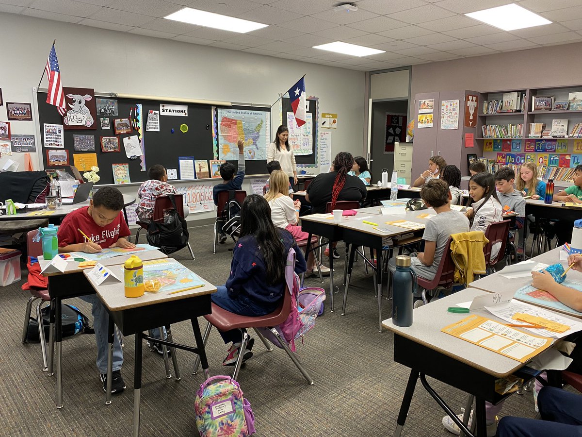 ms_c_carey's tweet photo. When you discuss stakeholders, thank you to these women. Thank you to the moms that continuously invest and volunteer. Thank you to the moms that cannot physically always be present. We love you ALL! #JuniorAchievement #RREPride #JA #WomensHistoryMonth #HappySpringBreak https://t.co/ZMup8ztD3g