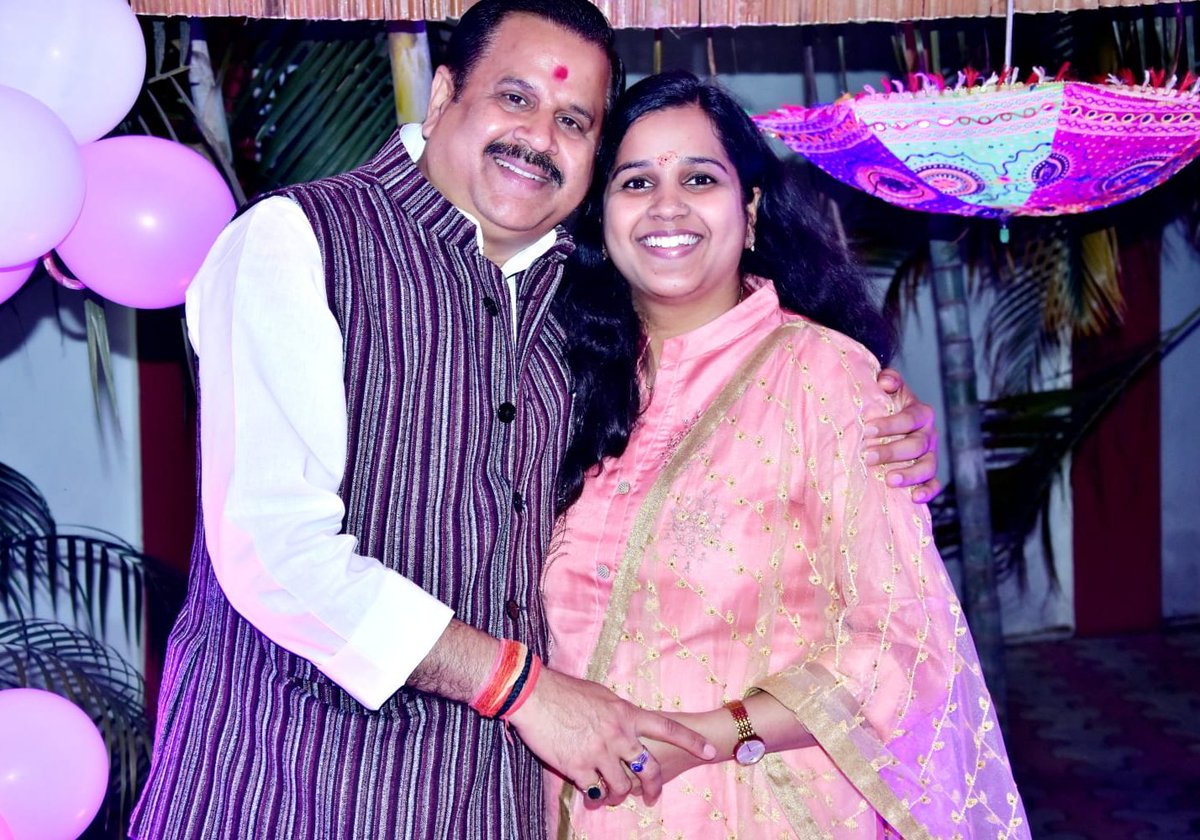 बेटे मिलते है भाग्य से,
बेटियां मिलती है सौभाग्य से।

मेरी प्यारी बेटी देखते-देखते कब बड़ी हो गई पता ही नही चला,बेटी है तो सब कुछ है।

मेरी प्यारी बेटी का आज जन्मदिन है ढेर सारा आशीर्वाद,आप सबकी शुभकामनाएं प्राप्त हो जिससे बेटी सदैव हँसते मुस्कुराते हुए सफलतम जीवन की ओर आगे बढ़े।