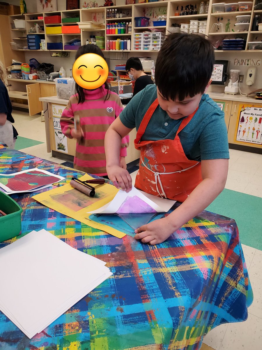 McGregorStudio's tweet photo. Fun filled week of 3rd &amp; 4th grade artists monoprinting with gelli plates and screen printing with TK &amp; K. #McGregorArtists @RCS_McGregor @rochcommschools https://t.co/OVYLNIiBB7