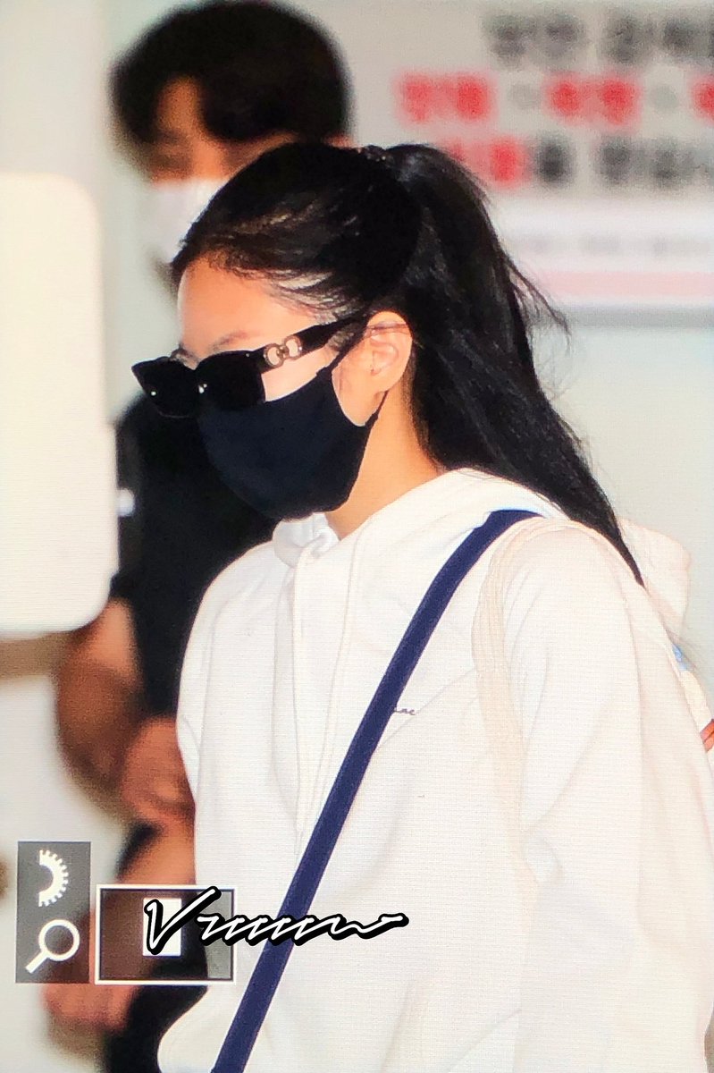 vvvvvn13's tweet photo. 220312 ICN
I hope Jennie gets some rest🥺🥺🥺
#BLACKPINK #JENNIE #블랙핑크 #제니 https://t.co/wO9N9UNPKs