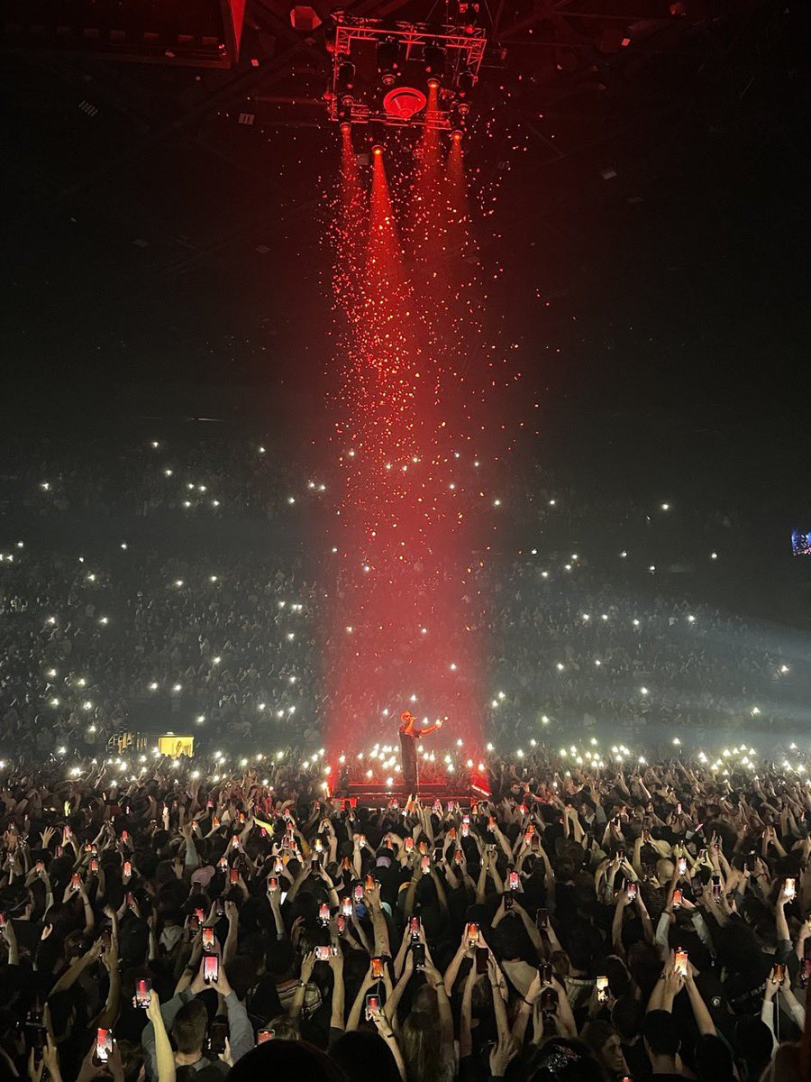 Shironeeeki's tweet image. Laylow fait des bêtes de projets, des clips de malade, toujours chaud quand il est en feat sur un autre projet, et sur scène en plus d’être très performant il a une scénographie de fou 

Sans faute. Quel putain d’artiste