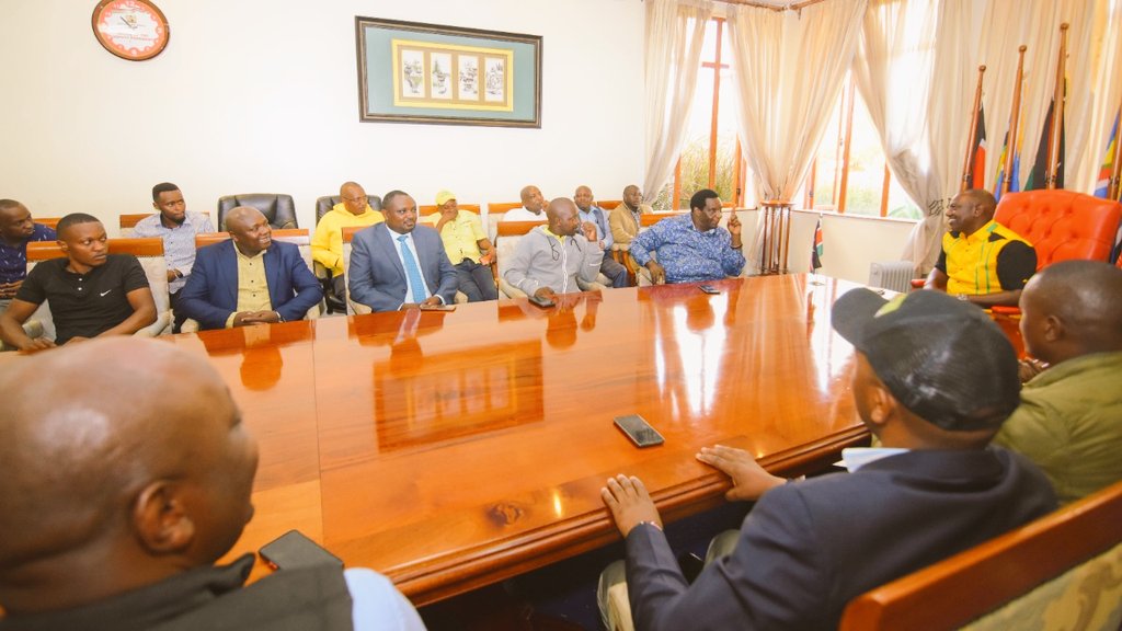EssyOkenyuri's tweet photo. H. E William Ruto keeps winning the hearts of many.The Hustler Nation keeps growing, giving, receiving and soaring.Our competitors despite splurging cash and intimidation tactics still do not cut it. The mass defection by Kiambu elected MCAs from Jubilee to UDA tells it all. https://t.co/01783jVxyS