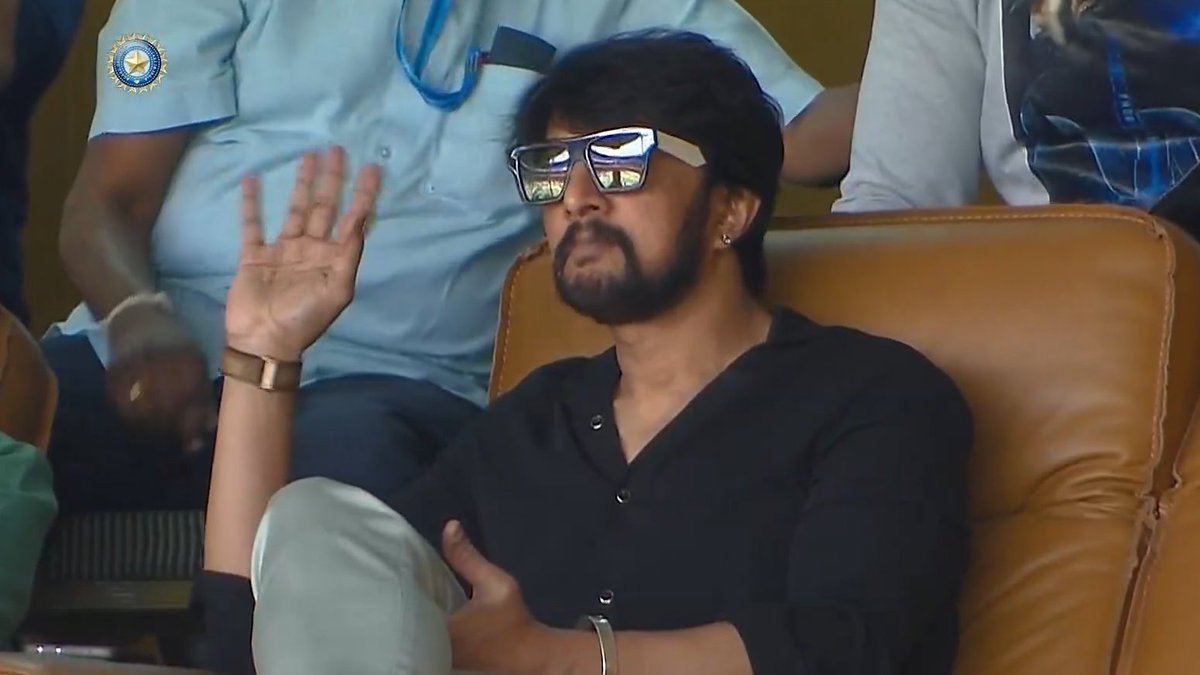 FlashCric's tweet photo. Kiccha Sudeep in the house!

Enjoy the day @KicchaSudeep 

#INDvsSL | #INDvSL https://t.co/ZxMZOuanCF