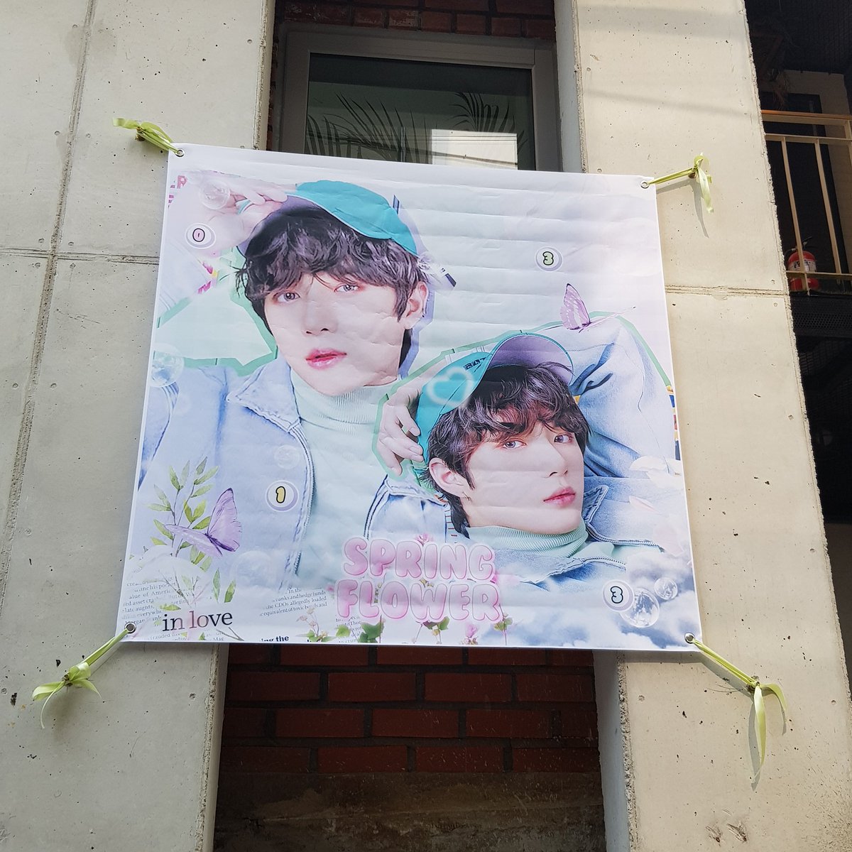 _5txt_moa's tweet photo. 📍투스프링
들어가기 전 범규가 빠밤..
아기자기하게 꾸며져있어 귀여워요
여기 쿠키 체고! 다들 구경가세용

#springflowerBGday
#우리들의_봄_범규 https://t.co/IfxJbtfNZp