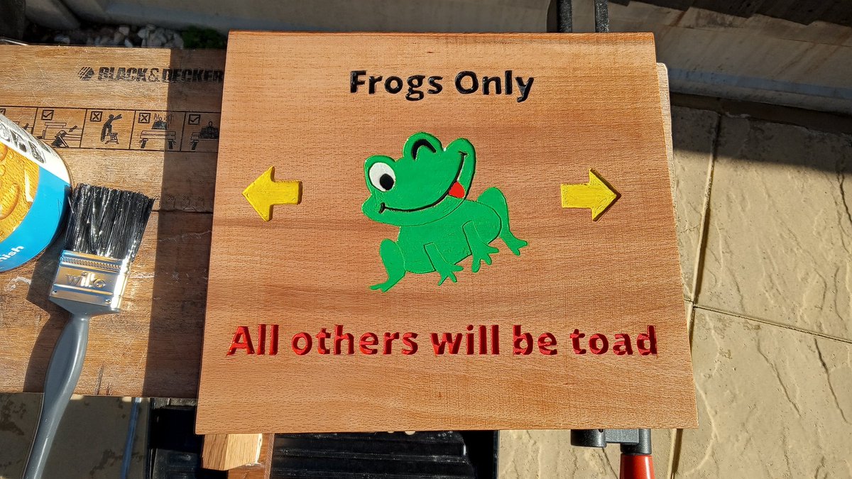 Good morning #UKGiftHour Here's one of my latest creations. I love the colours on this sign. What can I create for you? 🐸 #ukgiftam #beautiful #goodmorning #Veteran #handmadewithlove #frogs #gifts