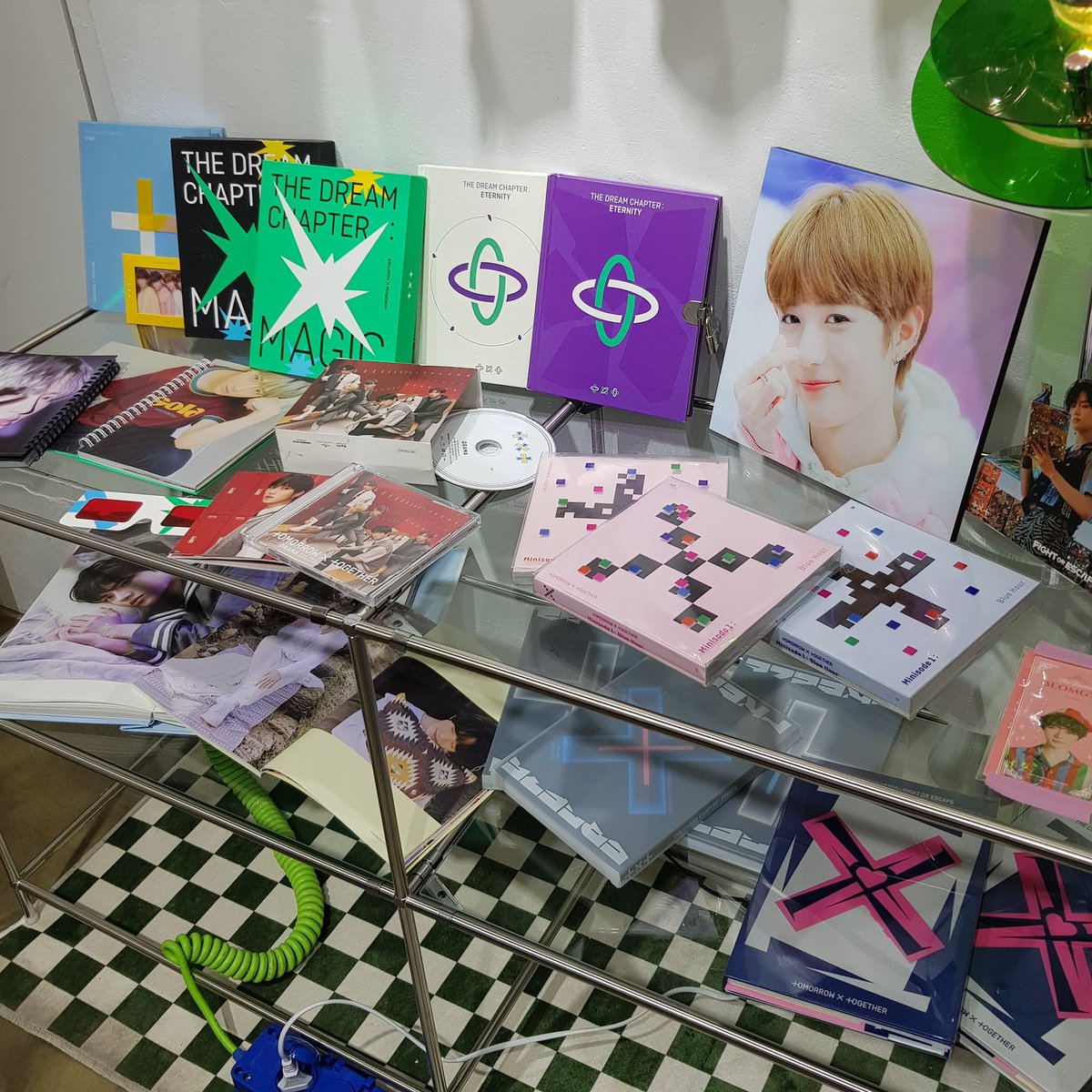 _5txt_moa's tweet photo. 📍투스프링
들어가기 전 범규가 빠밤..
아기자기하게 꾸며져있어 귀여워요
여기 쿠키 체고! 다들 구경가세용

#springflowerBGday
#우리들의_봄_범규 https://t.co/IfxJbtfNZp