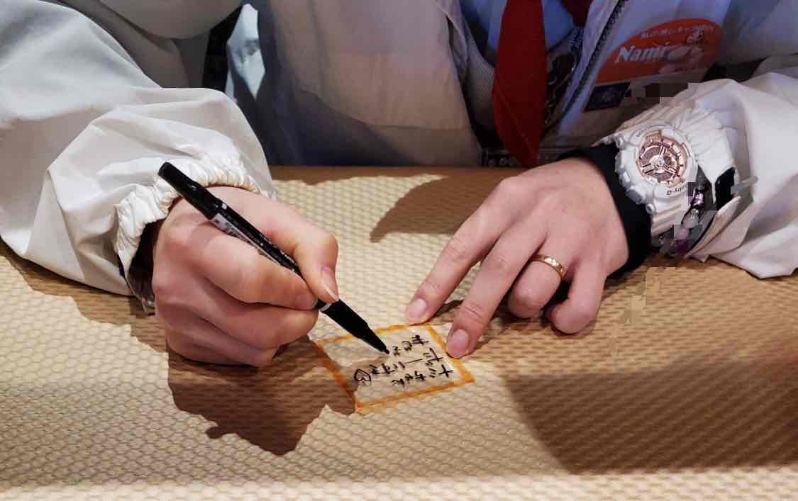 op_htb_official's tweet photo. 【#ありがとうサニー号！】メッセージ募集!!!
まずは、スタッフが書いてみました！
こんな感じで貼り出していきます！

#ONEPIECE
#ハウステンボス
#サウザンド・サニー号ポートタウン https://t.co/zbJiXgdeLL