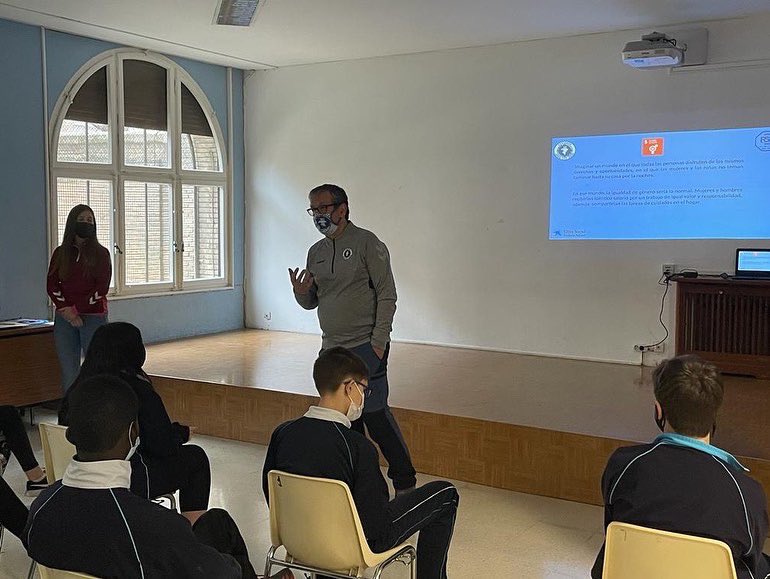 salvamacias59's tweet photo. Semana muy intensa poniendo en valor la lucha por la igualdad, y llevando a los coles con mis compañeras , la realidad y el postureo en el mundo del deporte femenino , los alumnos de 7 a 16 años muy receptivos , maravillosa la proyección de @hijasdecynisca os la recomiendo https://t.co/xyxloQSxCS