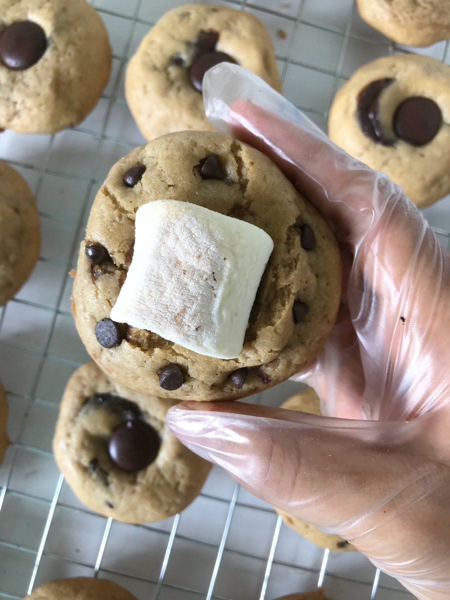 callmepopopo's tweet photo. Soft cookie marshmallow พร้อมส่ง3ชิ้น
ราคา(price):35฿/ชิ้น
เนื้อสัมผัสของคุกกี้ด้านนอกจะกรอบด้านในจะนุ่ม จะมีดาร์คช็อคโกแล็ต60%อยู่ในเนื้อสัมผัส ไม่ขมหรือหวานเกินไป และยังมีช็อคชิพโรยบนหน้าอีกด้วย มีความยืดๆนุ่มๆของมาร์ชโมโล่ เข้ากันที่สุด!
#ซอฟคุกกี้ #บราวนี่ #RNfact #upfact https://t.co/icC0qOYtmY