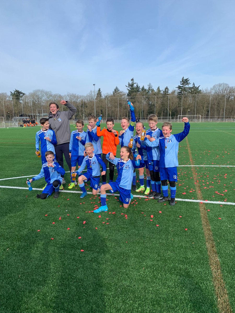 Spelers en staf JO12-1, van harte gefeliciteerd met jullie kampioenschap. Klasse.