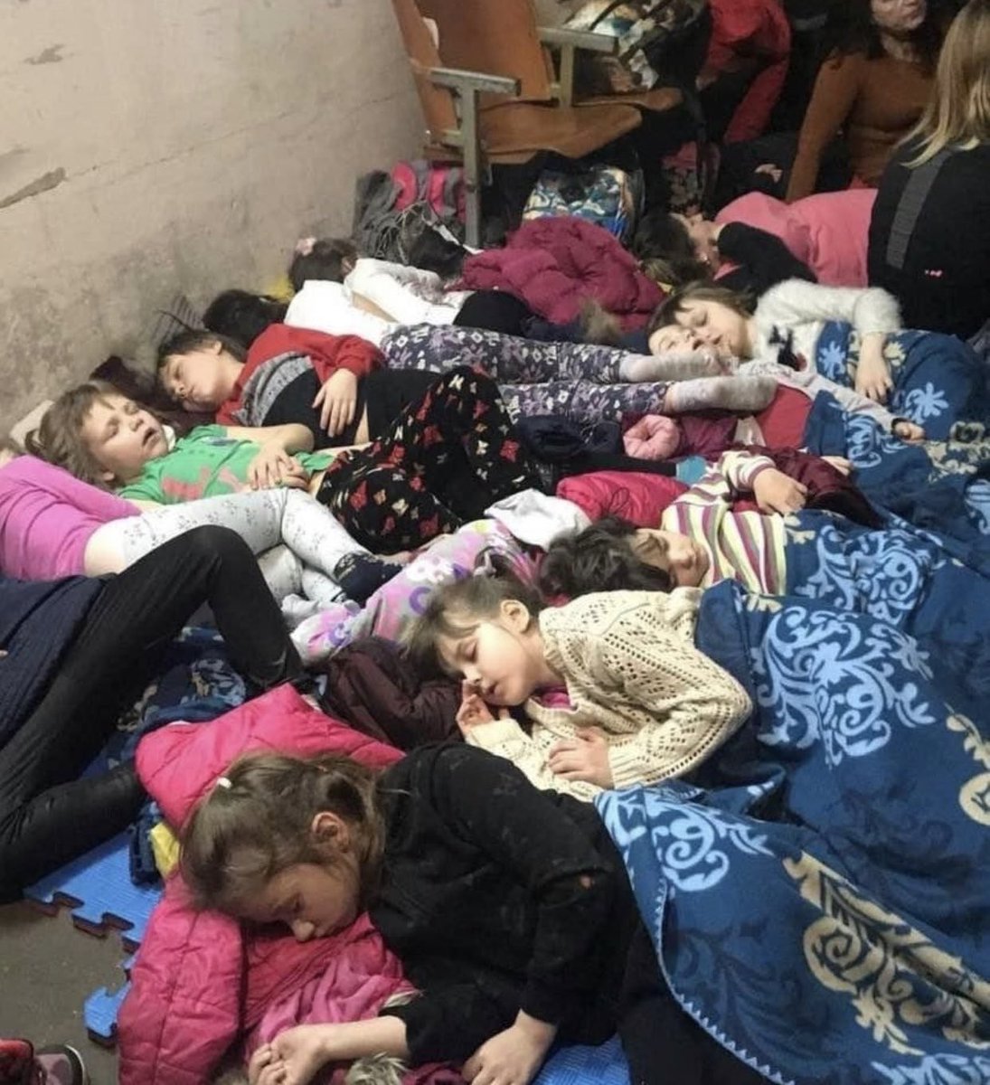 rulajebreal's tweet photo. Putin non è mai cambiato. È sempre stato un dittatore sanguinario.
La destra che ha scelto di osannarlo quando bombardava la Syria, ora cerca invano di giustificarsi. Siete e rimarrete collaborazionisti di un criminale di guerra e la storia vi condannerà per ogni vostra scelta. https://t.co/8KhEkVzvdK