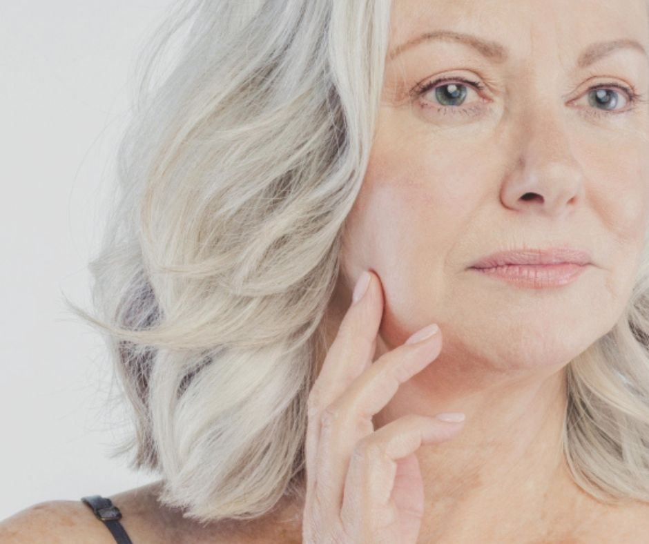 SkinOnlineBlog's tweet photo. Nearly everyone develops some degree of "jowling" as they age; this area begins to sag due to the pull of gravity but a variety of other factors that can speed up the development of jowls https://t.co/CukkuIRC56
#SkinOnline #SkinOnlineBlog #jowls #doublechin #volumeloss #ageing https://t.co/RRJyBoBrWd