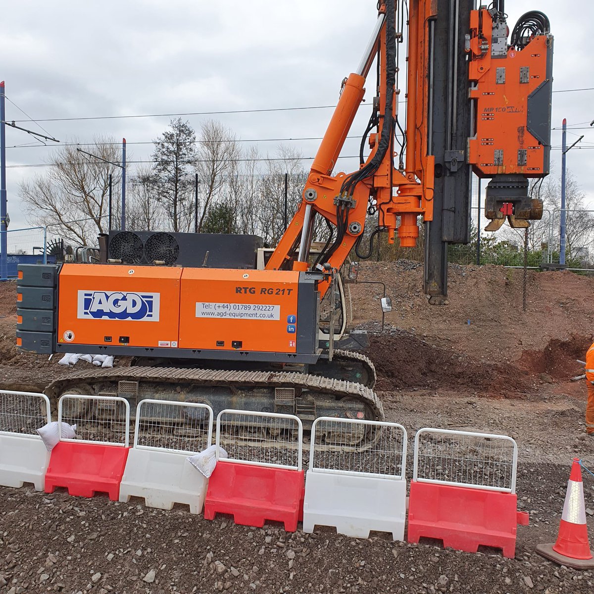 AGDEquipment's tweet photo. Multi-machine job in Wednesbury, West Midlands for @JNPilingLtd where we are supplying an #RTG RG21T #TelescopicLeaderRig with 150 tons vibro to extract and install #SheetPiles and a @SENNEBOGEN_mk 683R 80 tons #TelescopicCrawlerCrane as a service crane.

#TeamOrange #OneStopShop https://t.co/RFFklpBDTl