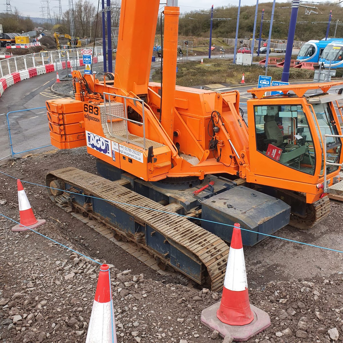 AGDEquipment's tweet photo. Multi-machine job in Wednesbury, West Midlands for @JNPilingLtd where we are supplying an #RTG RG21T #TelescopicLeaderRig with 150 tons vibro to extract and install #SheetPiles and a @SENNEBOGEN_mk 683R 80 tons #TelescopicCrawlerCrane as a service crane.

#TeamOrange #OneStopShop https://t.co/RFFklpBDTl